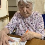 入居者が手作業でレクリエーション活動に取り組む様子