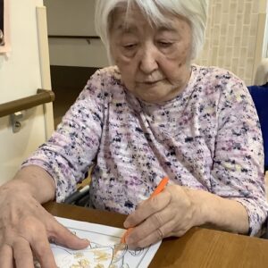 高齢者が食事や作業を行っている生活風景